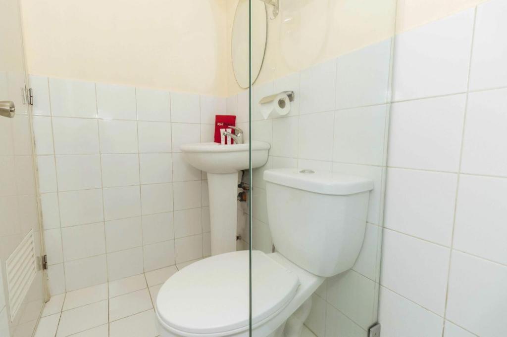 Reddoorz @ Amorsolo Makati Makati City Екстериор снимка