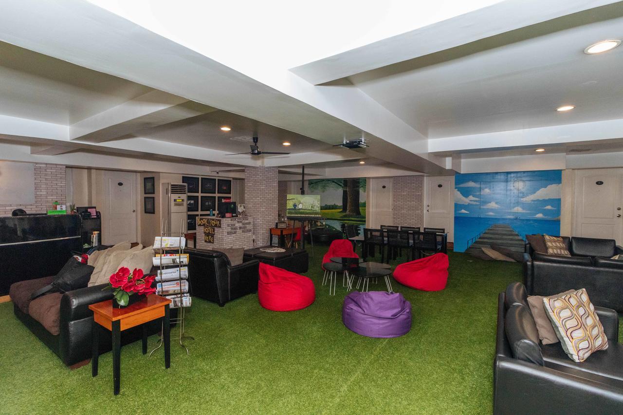 Reddoorz @ Amorsolo Makati Makati City Екстериор снимка
