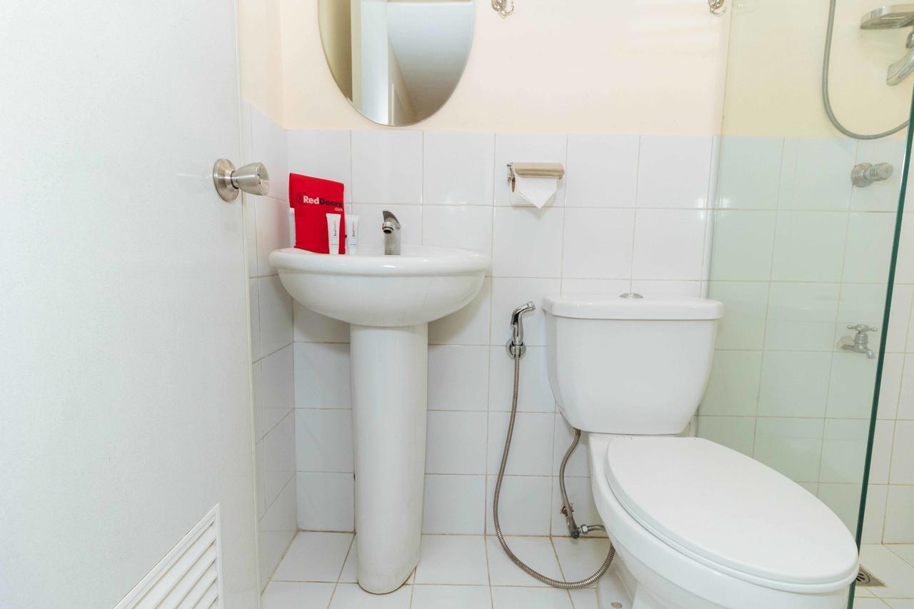 Reddoorz @ Amorsolo Makati Makati City Екстериор снимка