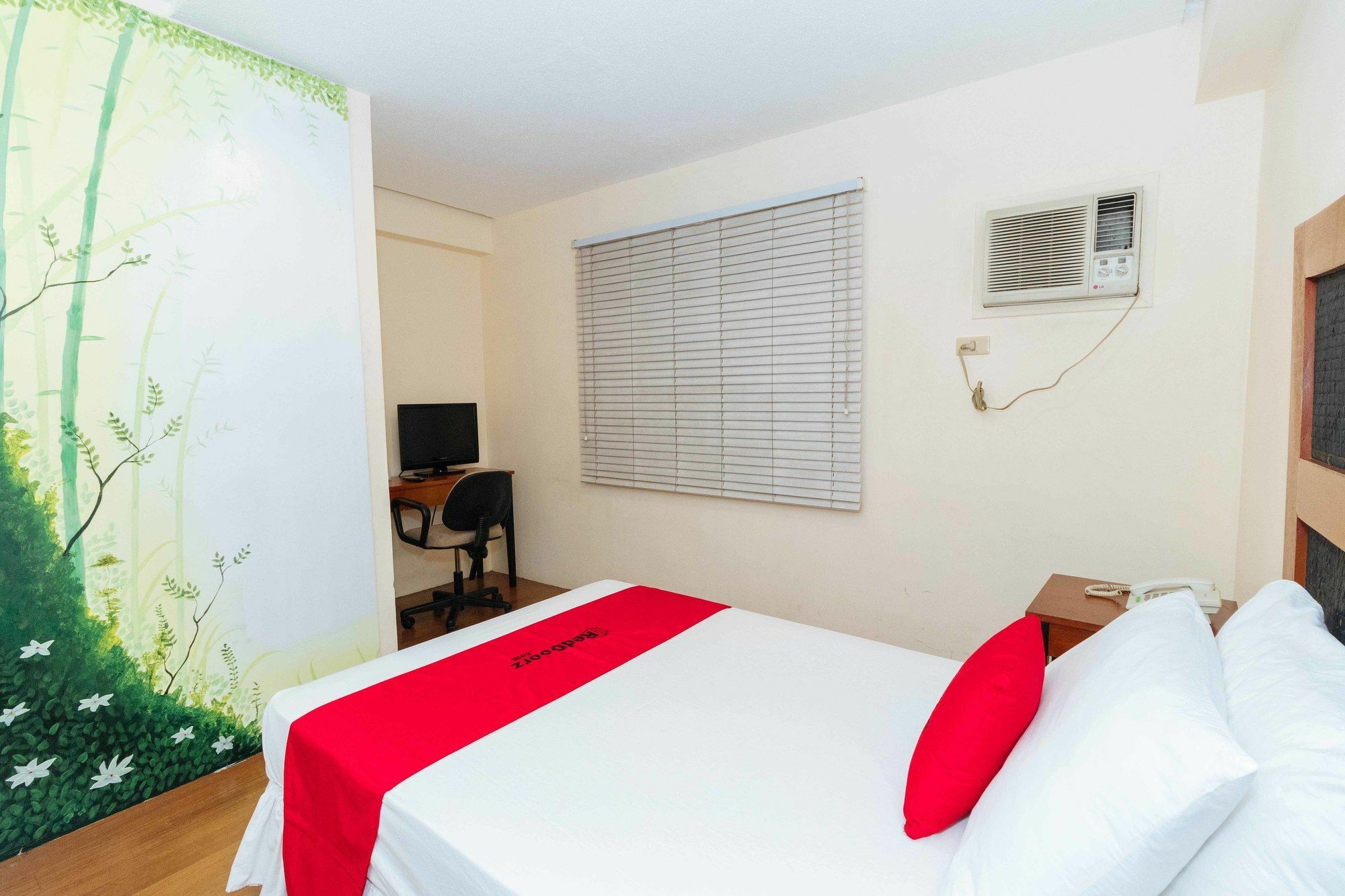 Reddoorz @ Amorsolo Makati Makati City Екстериор снимка