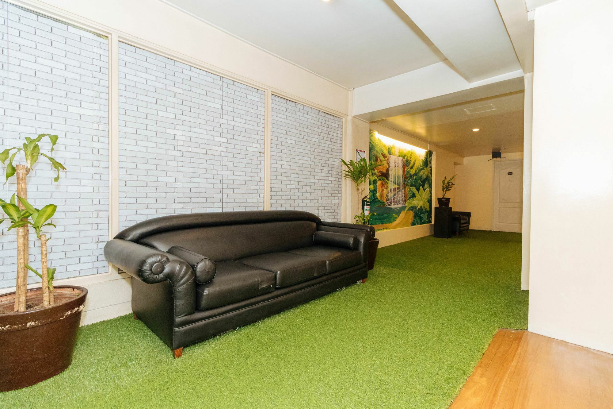 Reddoorz @ Amorsolo Makati Makati City Екстериор снимка