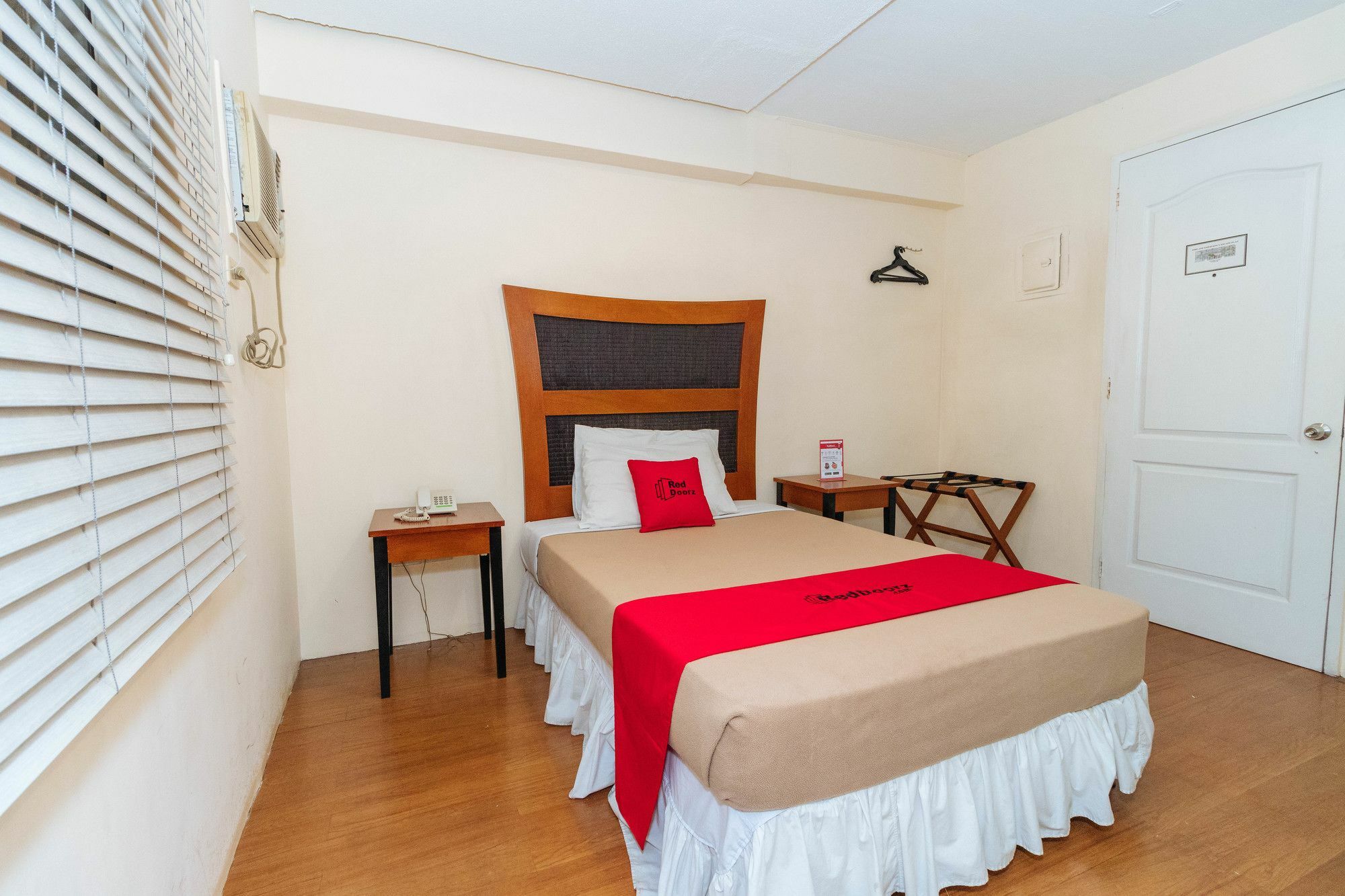 Reddoorz @ Amorsolo Makati Makati City Екстериор снимка