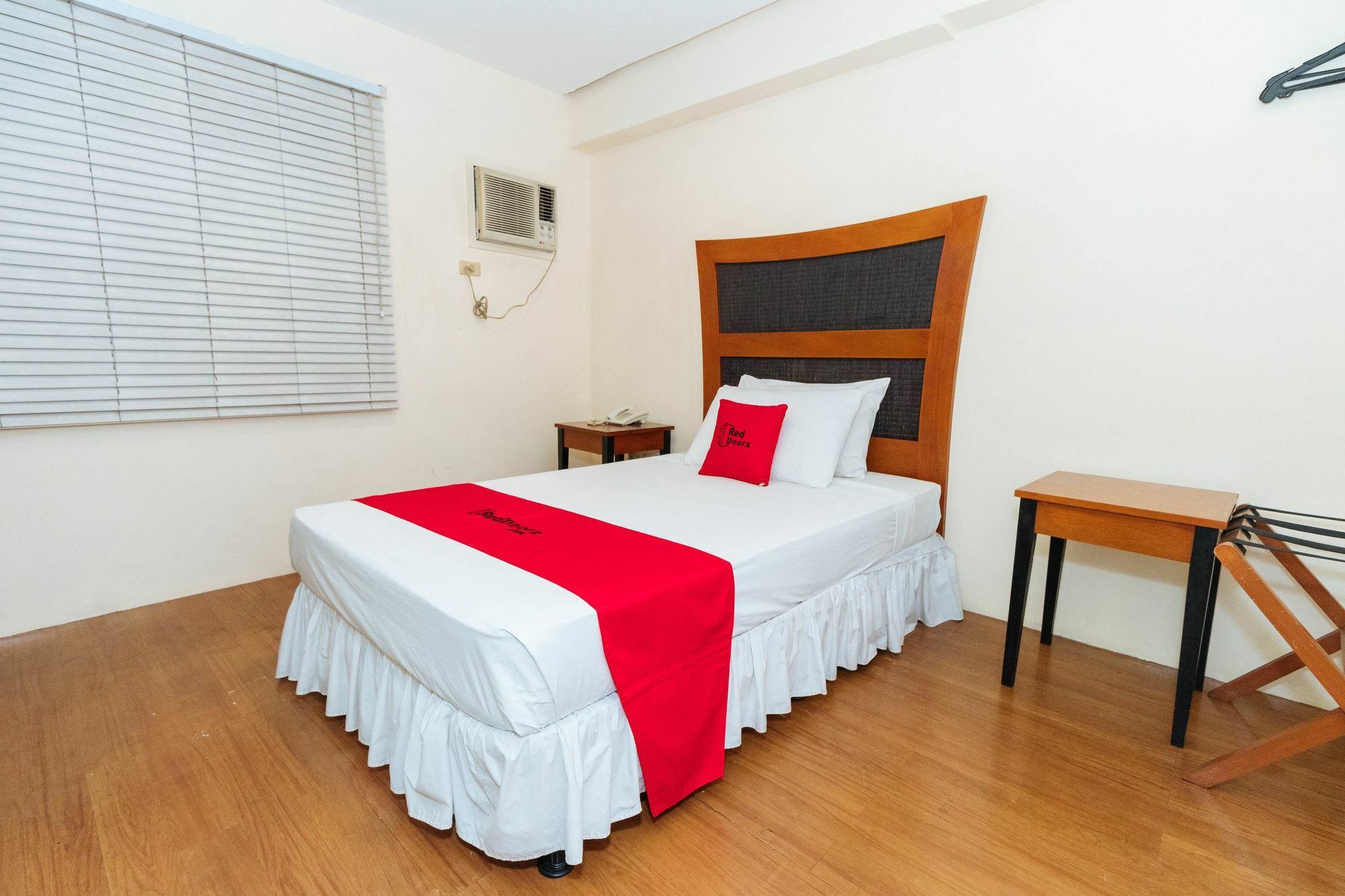 Reddoorz @ Amorsolo Makati Makati City Екстериор снимка