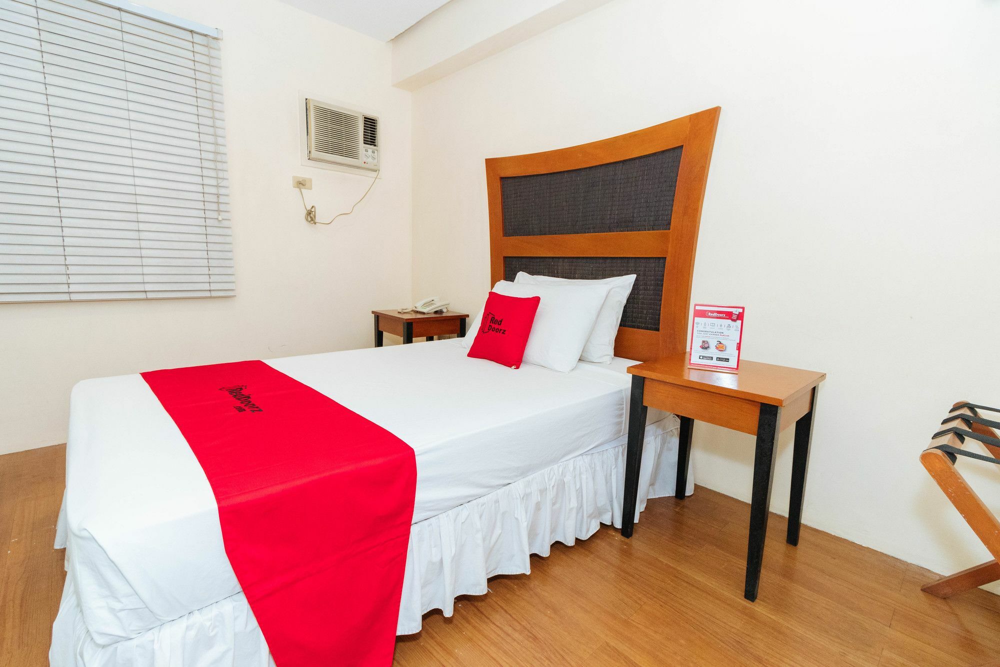 Reddoorz @ Amorsolo Makati Makati City Екстериор снимка