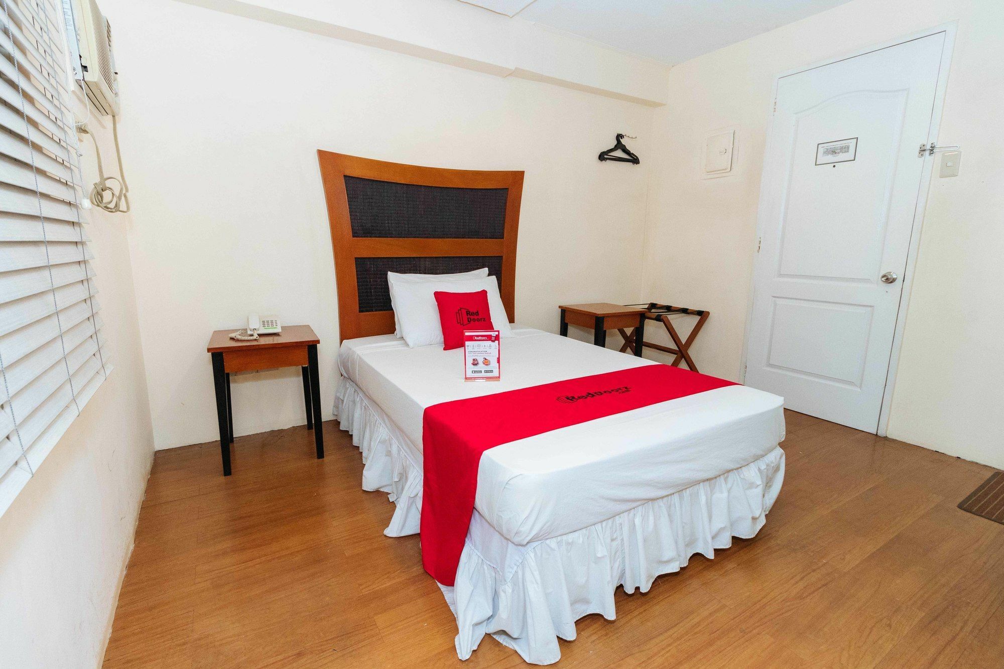 Reddoorz @ Amorsolo Makati Makati City Екстериор снимка