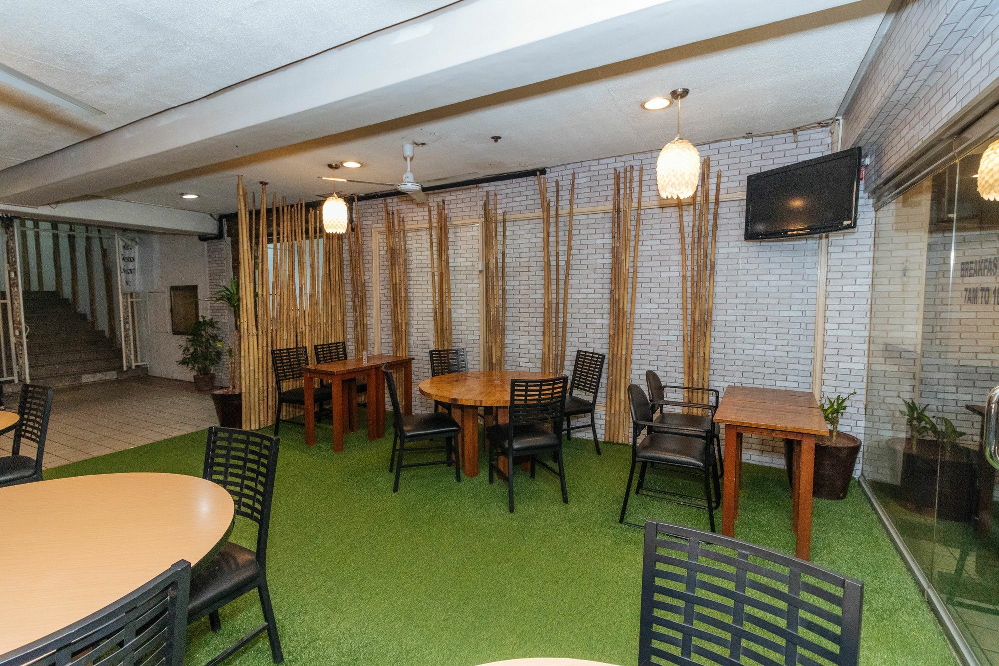Reddoorz @ Amorsolo Makati Makati City Екстериор снимка