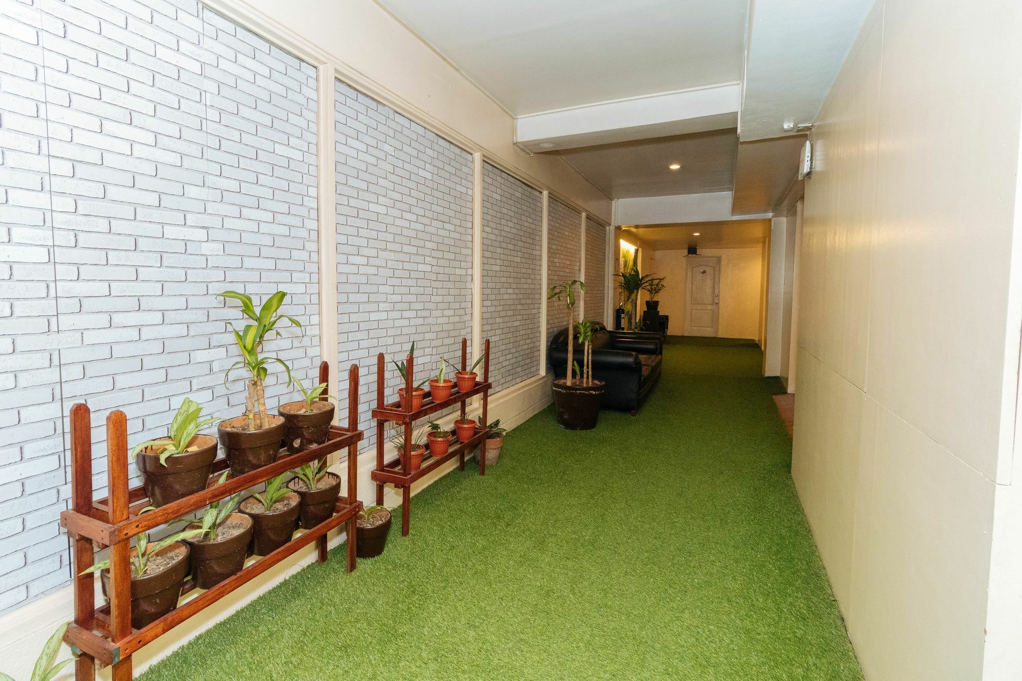 Reddoorz @ Amorsolo Makati Makati City Екстериор снимка